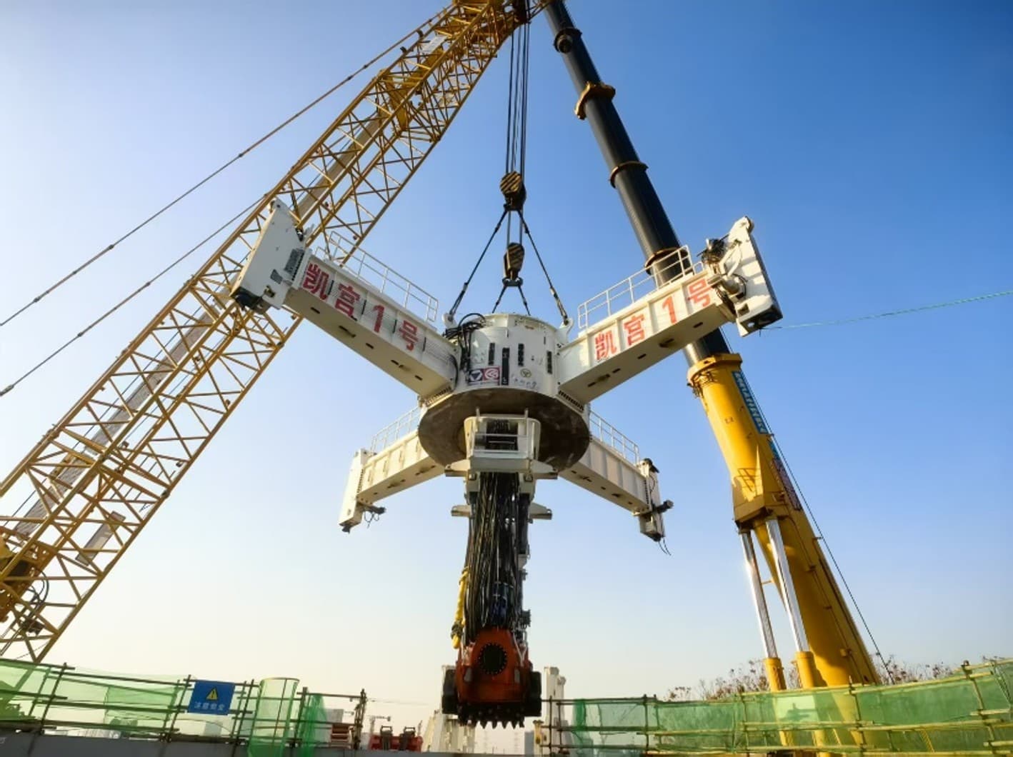 Shaft boring machine lifting and site installation scene