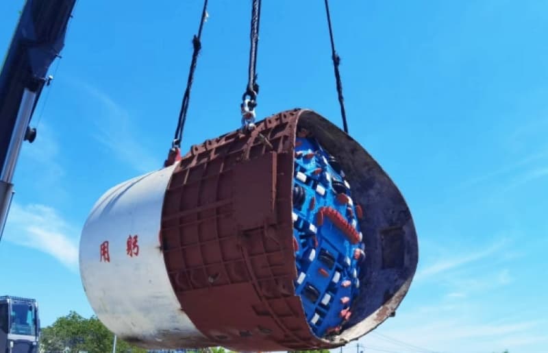 Equipment lifting into shaft