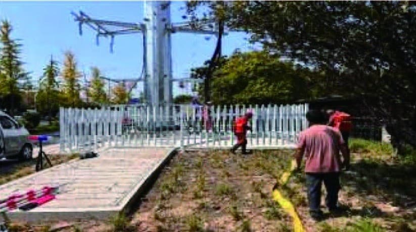 Construction site for active-cutting equal-diameter pipeline replacement beneath high-voltage facilities.
