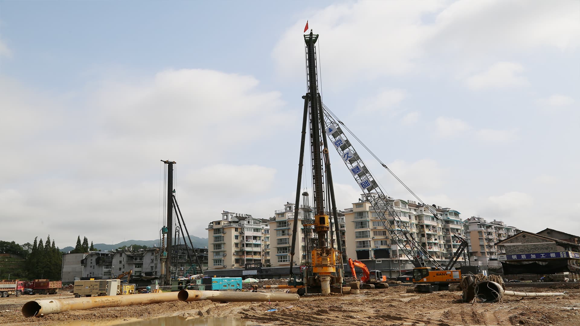 Large piling rig construction site
