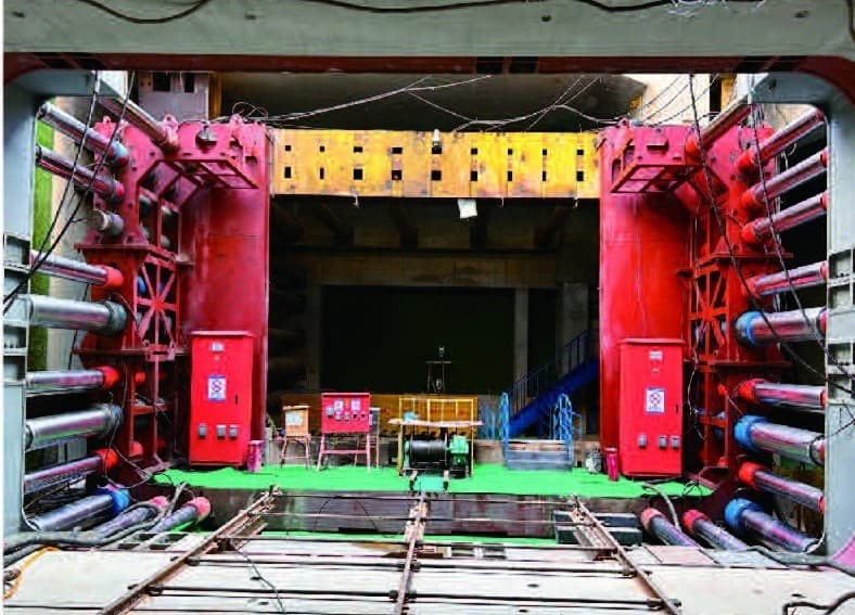 Launch shaft and jacking frame for large-section rectangular pipe jacking.
