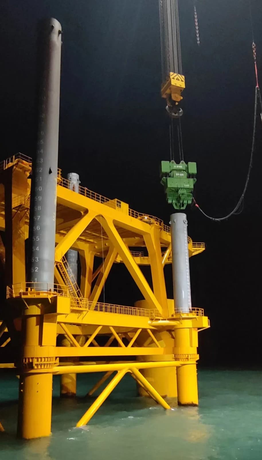 EP1600 Vibro Hammer Operating on an Offshore Wind Installation Platform
