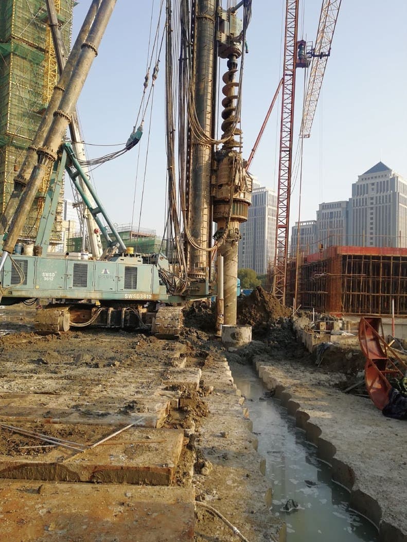 Double-power multifunction drilling rig for secant piles
