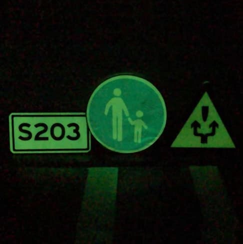Self-luminous Road Signs and Visual Reference Products image 3