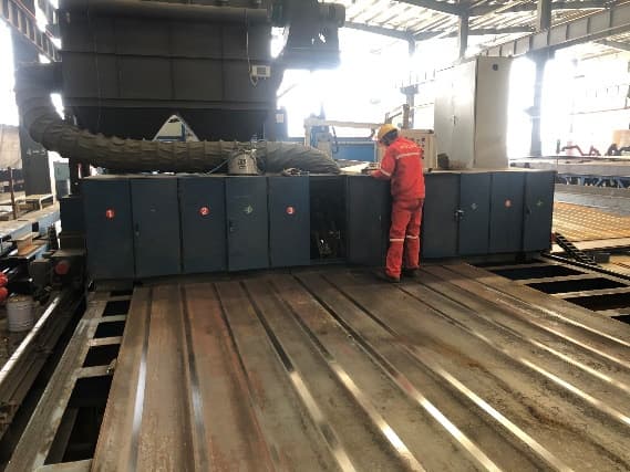 Automatic deck-plate grinding equipment
