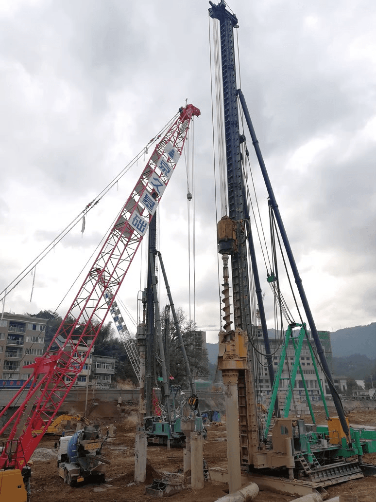 Full-casing bored pile construction
