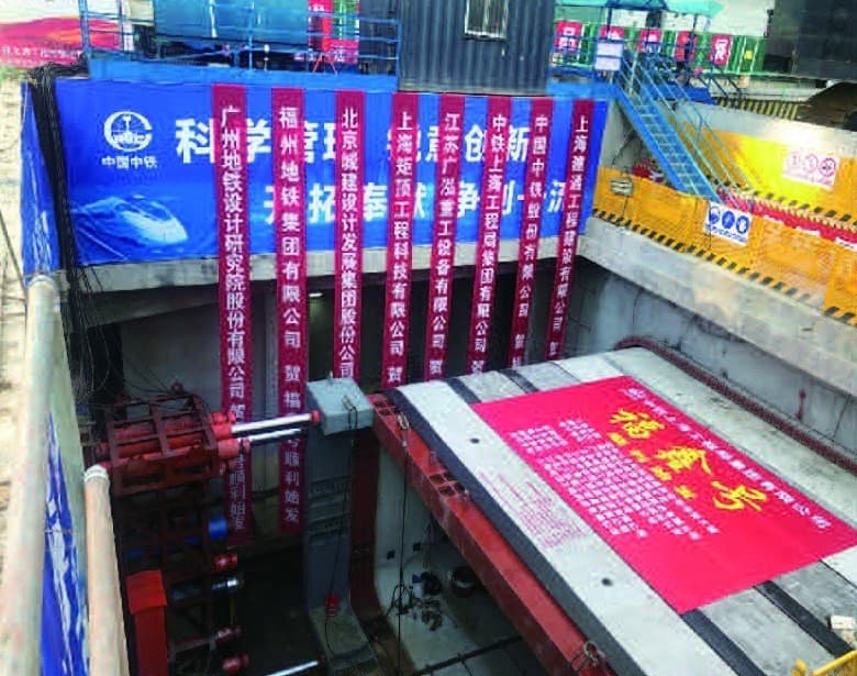Rectangular pipe-jacking operation at the Fuzhou Railway Station transfer passage.
