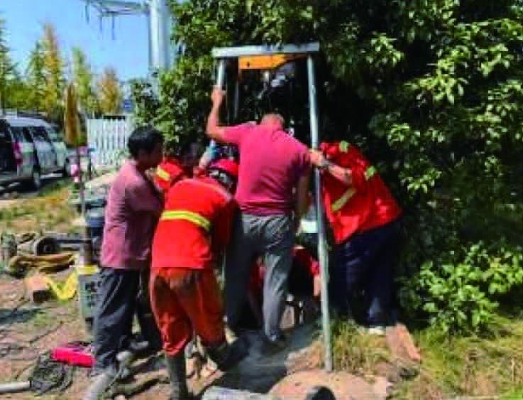 Positioning of pipeline replacement equipment in a constrained urban site.
